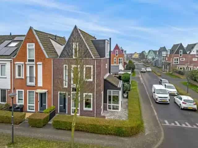 Vredemaker 121 Zwaag: Hoekwoning met 3 slaapkamers en parkeerplaats