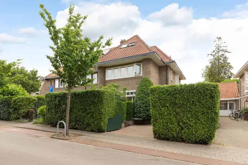 Huis te koop Hilversum Vosmaerlaan: Ruime gezinswoning met kantoor