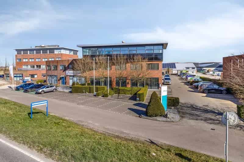 Kantoor te huur Numansdorp 487m2 A29 25 parkeerplaatsen
