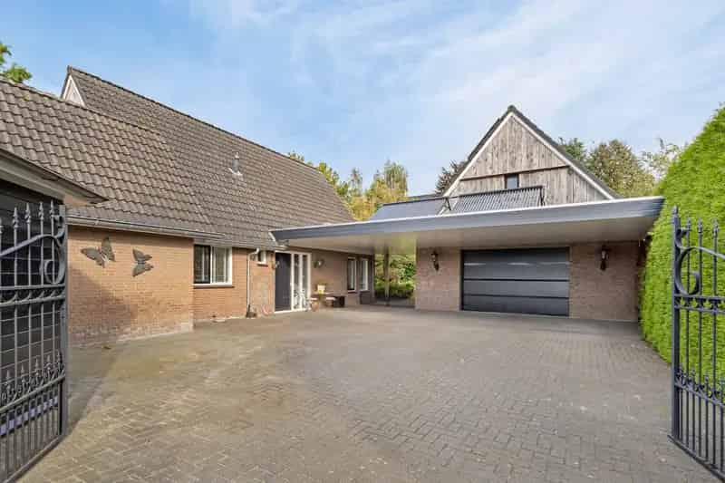 Woonhuis met Bedrijfshal Enschede: Energieneutraal en Ruim