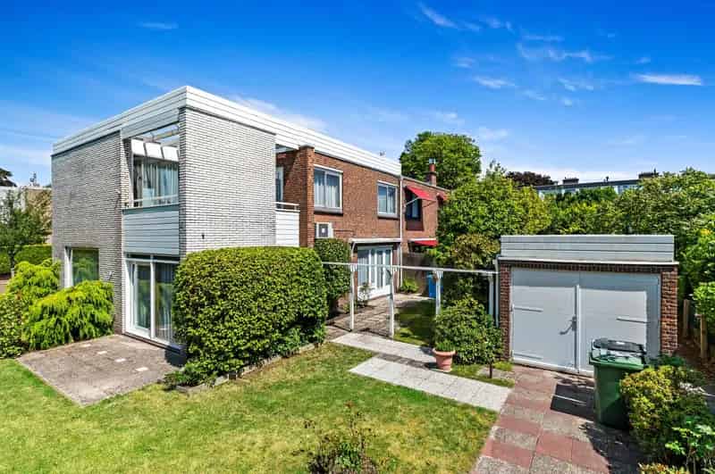 Halfvrijstaande woning te koop Leidschendam 4 slaapkamers grote tuin