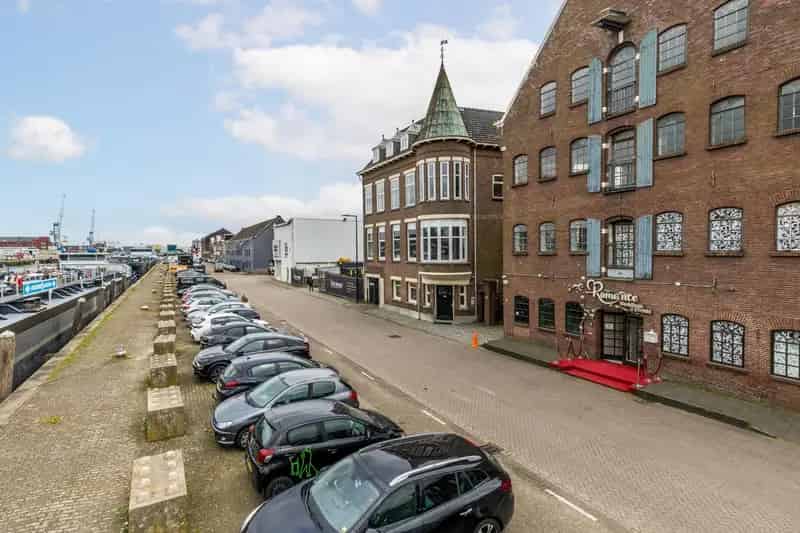 Kantoorpand te Vlaardingen Koningin Wilhelminahaven