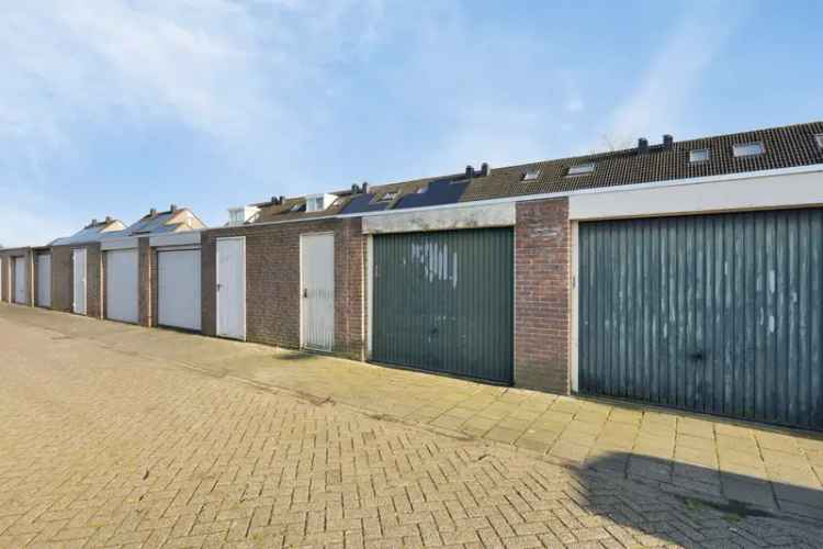 Royaal Woonhuis met Garage en 4 Slaapkamers Nabij NS Station