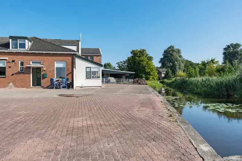 Bedrijfshal Wirdum te koop: 308m² bedrijfsruimte met woonhuizen