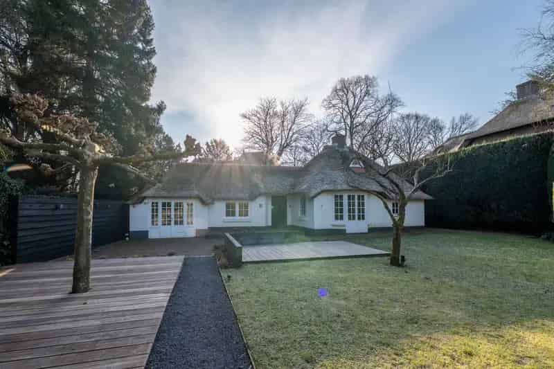 Droomvilla Laren: Rietgedekte Villa met Gastenverblijf