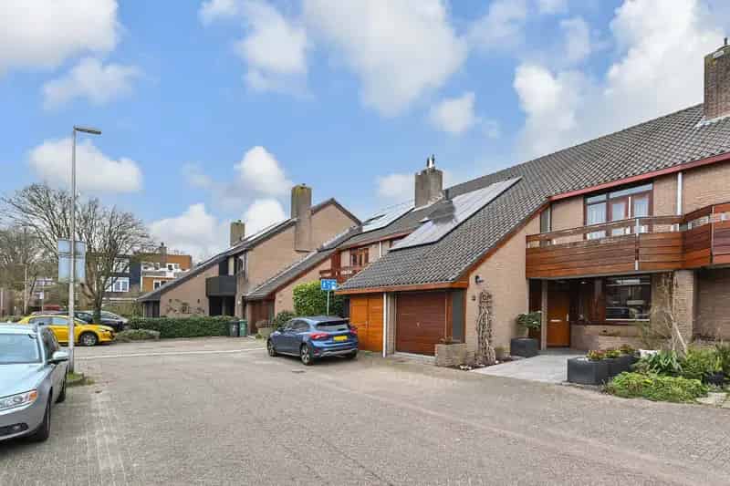 Ruime 5-kamer woning met garage en tuin aan het water Zoetermeer