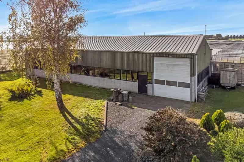 Bedrijfshal Mijdrecht: Vrijstaande Bungalow met Kwekerij en Garage