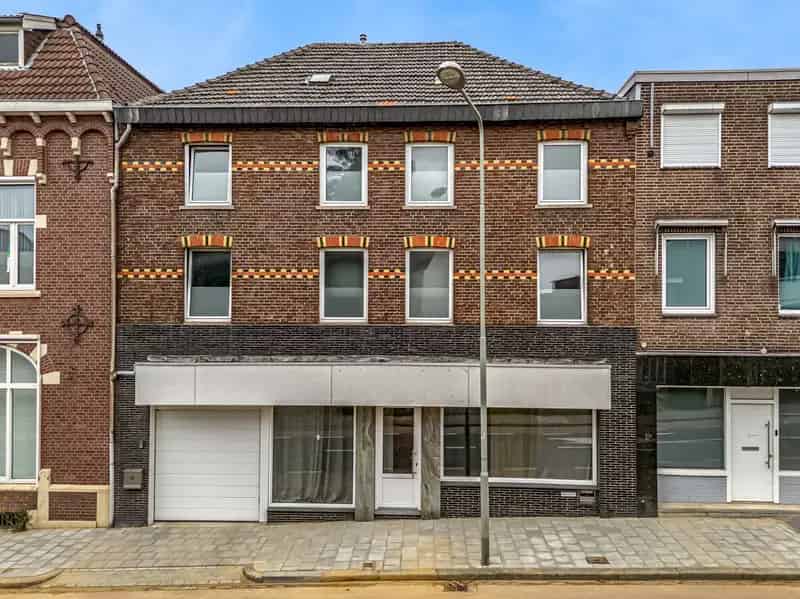 Winkelruimte Landgraaf met bovenwoning en garage