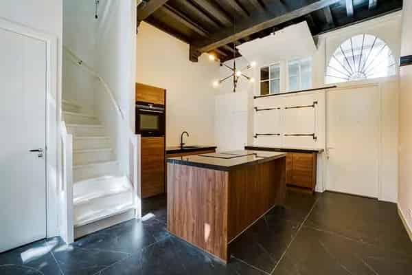 Appartement Buitenhof Den Haag: Gerenoveerde 1-slaapkamer woning met tuin