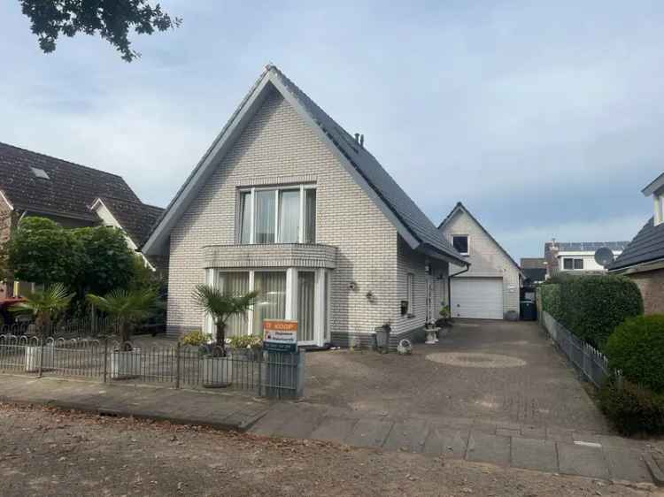 Huis Te Koop in 10, Honingstraat, Emmen, Drenthe