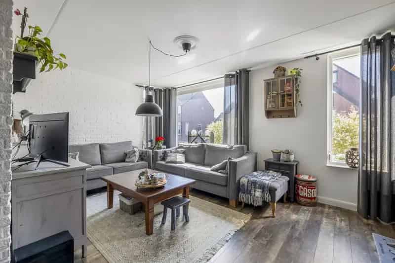 Ruime 4 Slaapkamers 2-onder-1 Kapwoning met Woonserre