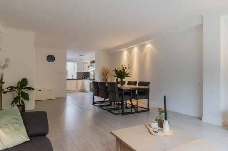 Uitgebouwde Tussenwoning Wijchen: Ruime Tuin en Carport