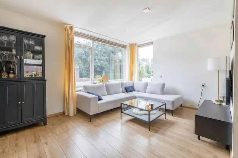 Ruime 2-onder-1-kapwoning met 4 slaapkamers en garage