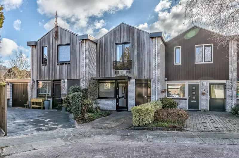 4 Kamer Gezinswoning Te Koop Parkeergelegenheid Ruime Tuin