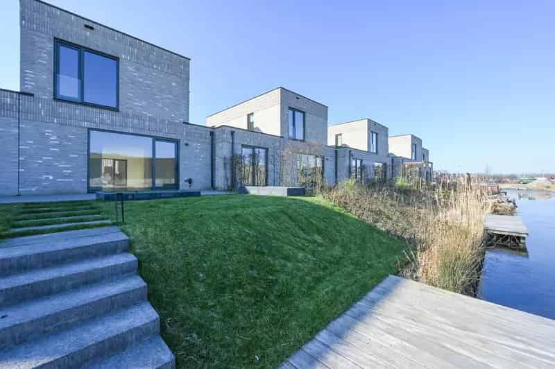Watervilla 3 slaapkamers luxe keuken tuin aan het water