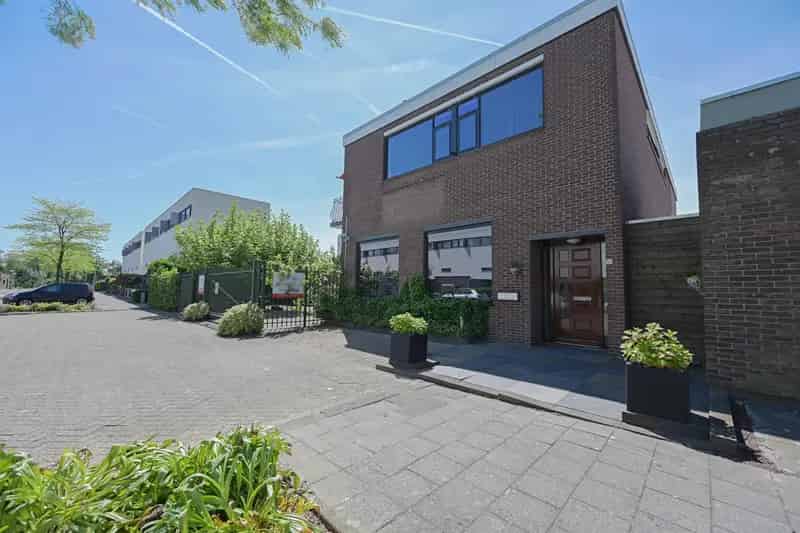 Vrijstaande woning met praktijkruimte Spijkenisse