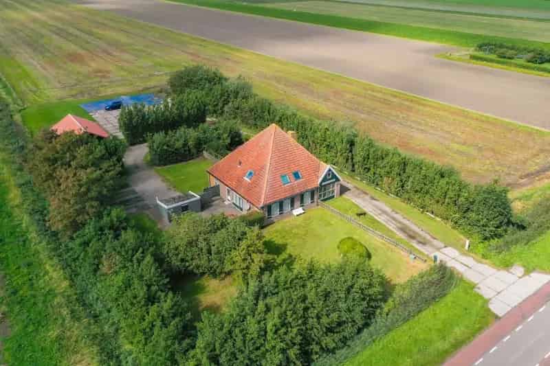 Vrijstaande woonboerderij Texel: Ruime woning met bijgebouwen en grote tuin