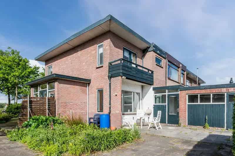 Ruime Hoekwoning te Koop in Voorschoten Nabij Landgoed de Horsten