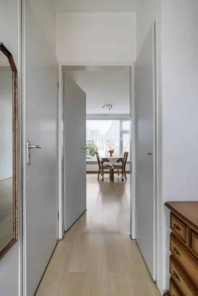 Ruime 4 Slaapkamer Tussenwoning Nabij Scholen En Winkels