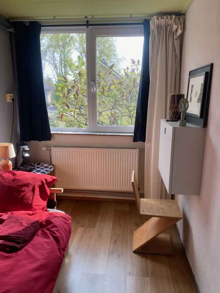Rustige Eenpersoonskamer met Glasvezel en Badkamer