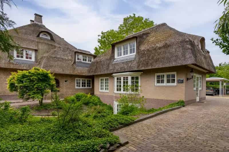 Rietgedekte Villa met Kantoor Almelo