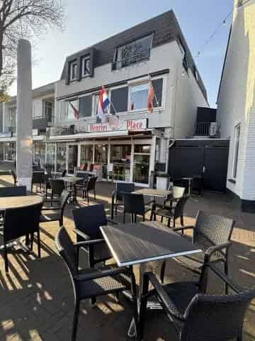Henries Place Cafetaria met Bovenwoning te Son en Breugel