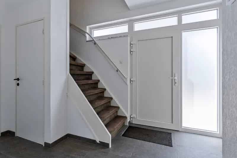 Ruim Halfvrijstaand Huis met Garage en Diepe Tuin
