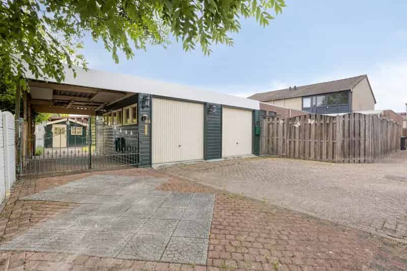 Huis te koop Purmerend: Ruime woning met garage en grote tuin