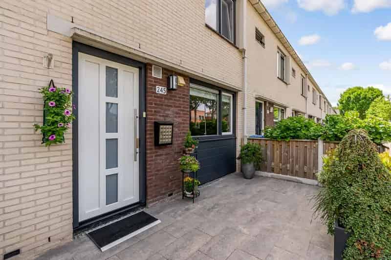 Huis te koop Lelystad 3 slaapkamers moderne keuken tuin