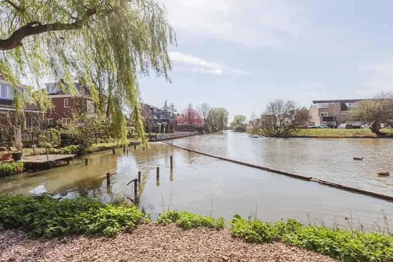 Huis te koop Amsterdam: Ruime vrijstaande woning met 4 slaapkamers en tuin aan het water