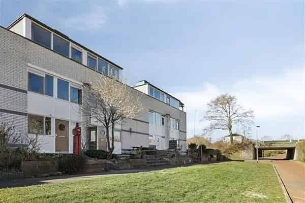 Drive-in woning Purmer Zuid: Ruime tuin, parkeren, moderne keuken