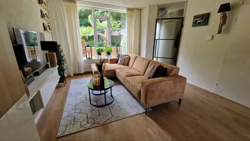Hoekwoning met Zonnepanelen en Vaste Trap