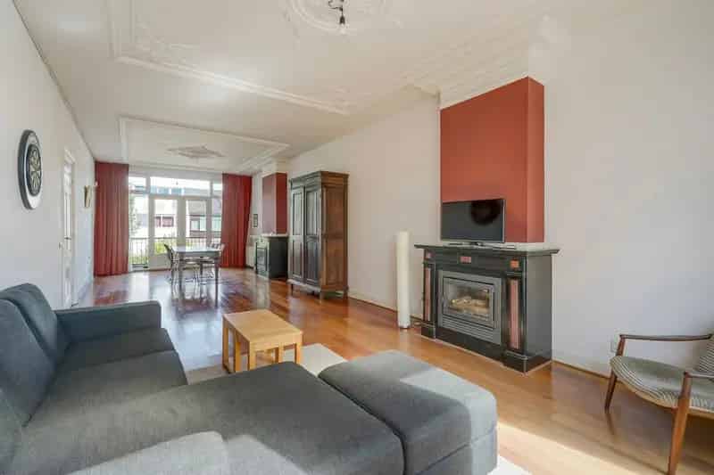 Huis te koop Loosduinen: 7-kamer dubbel bovenhuis en praktijk