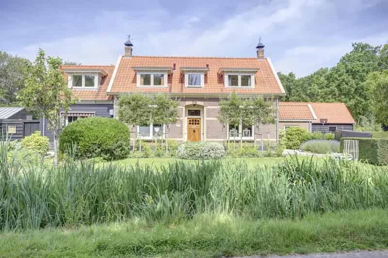 Karakteristieke Vrijstaande Woning met Grote Garage en Tuin
