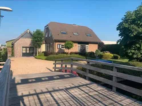 Vrijstaande bedrijfswoning met gastenverblijf 5 slaapkamers 1043m2
