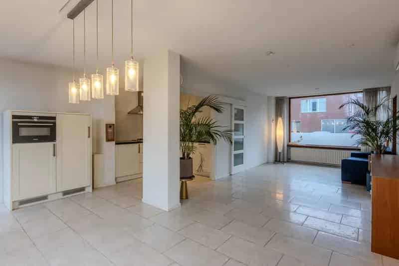 Ruime Hoekwoning met Garage en Tuin - Vier Slaapkamers