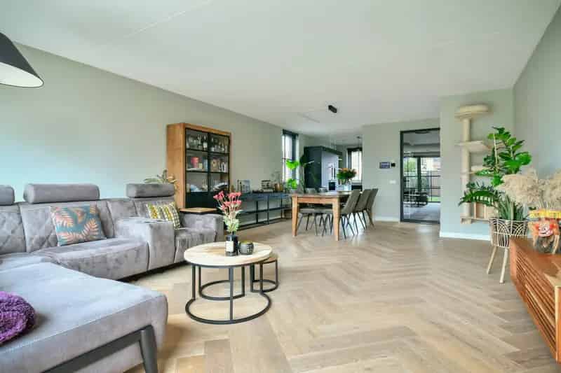Huis te koop Hoofddorp: Ruime 3-laagse hoekwoning met 4 slaapkamers en laadpaal