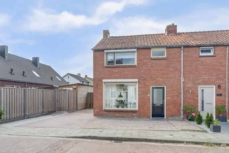 Hoekwoning te koop in 's-Gravenpolder: 3 slaapkamers, sauna en garage
