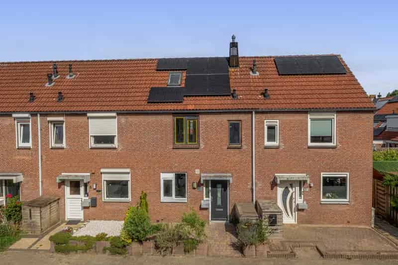 Ruime Tussenwoning Hellevoetsluis 3 slaapkamers 13 Zonnepanelen