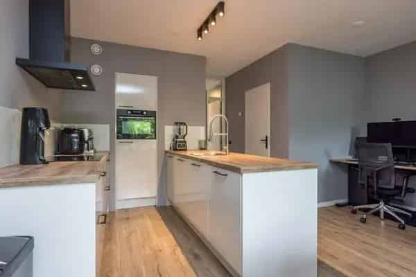 Appartement te koop: Hoekappartement met balkon en parkeerplaats