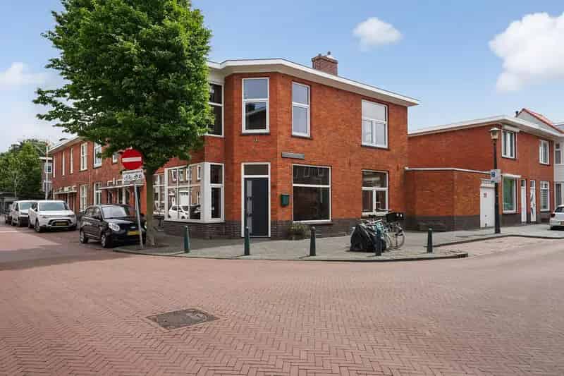 Bussumsestraat 96: Gezinswoning met garage en zonnepanelen