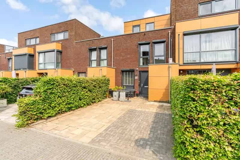 Huis te koop Almere: 4 slaapkamers, eigen steiger, luxe badkamer