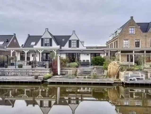 Moderne 2-onder-1-kapwoning aan het water Oegstgeest
