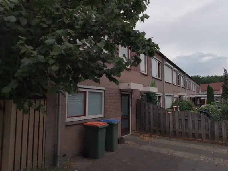 Ruime woning met vaste trap, grote tuin en 2 wc's