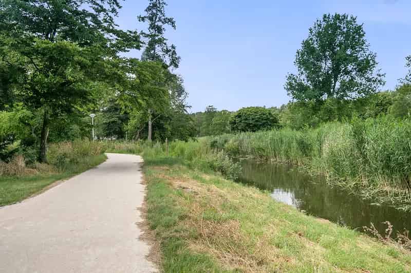 Ruim hoekhuis met 3 verdiepingen nabij park