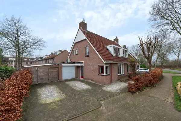 Tweekapper Houten: Ruime gezinswoning met garage en tuinhuis