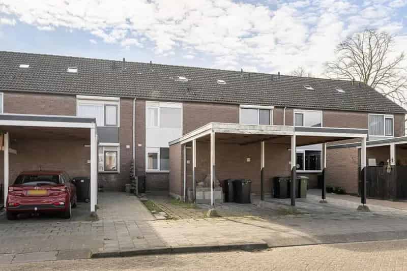 Ruime woning 4 slaapkamers Tholen carport tuin
