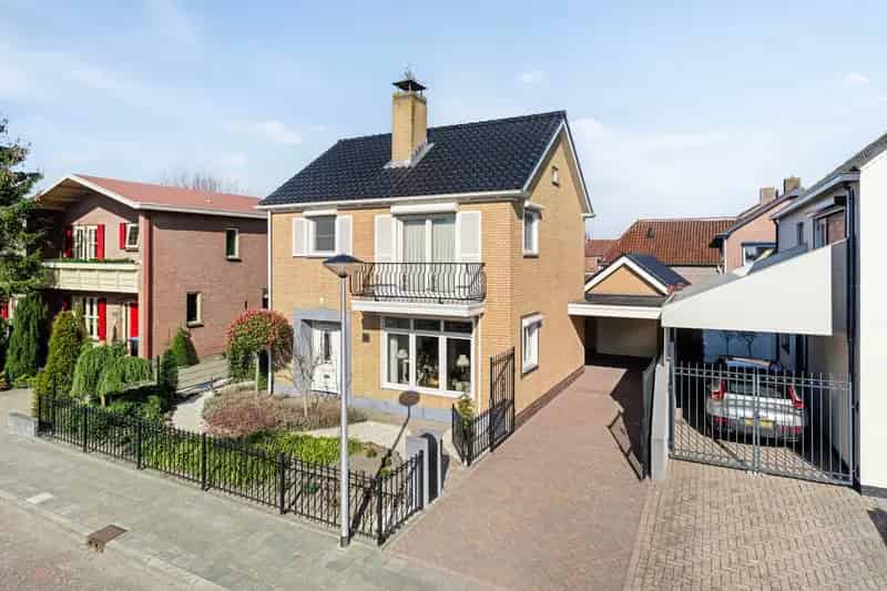 Huis te koop Sprundel: Ruime gezinswoning met sauna en garage