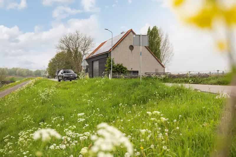 Vrijstaande Dijkwoning Heerjansdam met Stallen en Weilanden