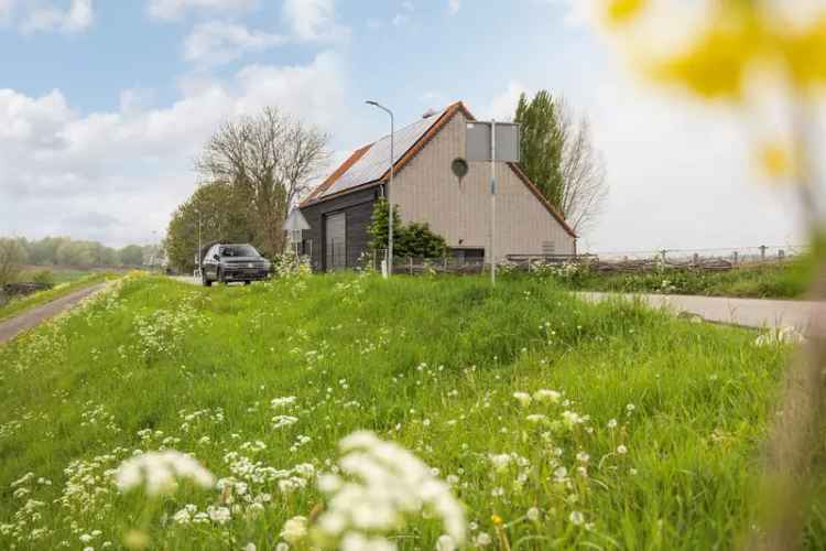 Vrijstaande Dijkwoning Heerjansdam met Stallen en Weilanden